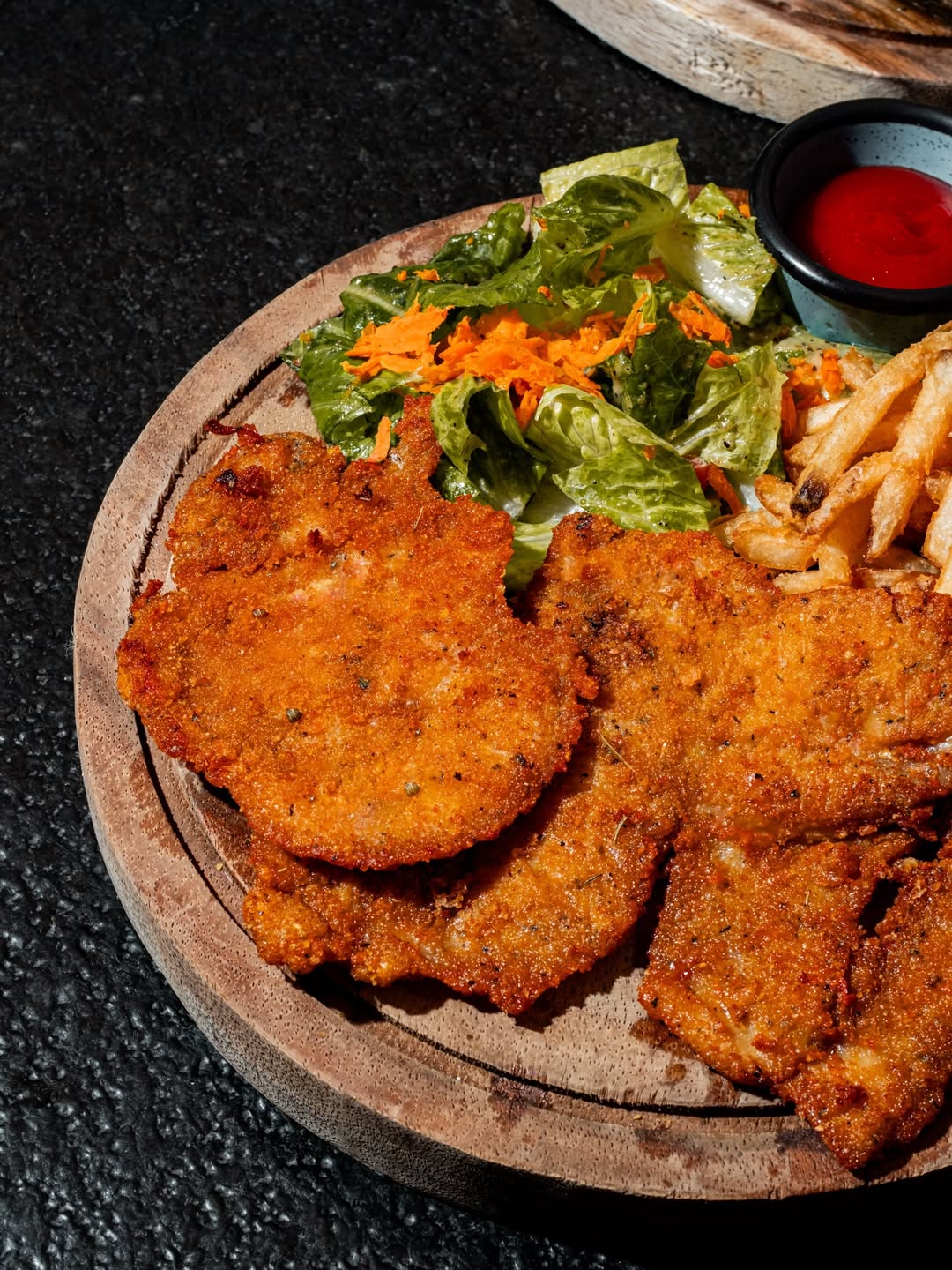 Milanesas empanizadas con ensalada